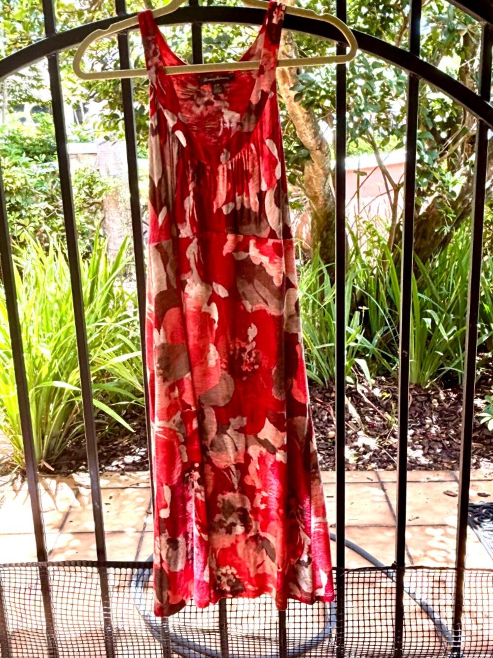 Tommmy Bahama Sleeveless Dress in Small - Red/Pink Floral - Great condition!!